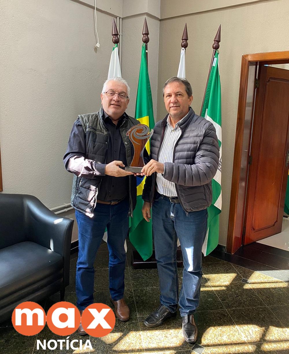 Prefeito Chico Brasileiro recebe troféu do Prêmio Nacional da Inovação, do Iguassu Valley