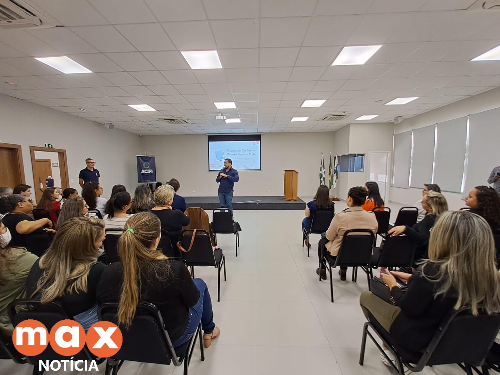 Atribuições do Programa de Combate ao Abandono Escolar são apresentadas em encontro com diretores da rede municipal
