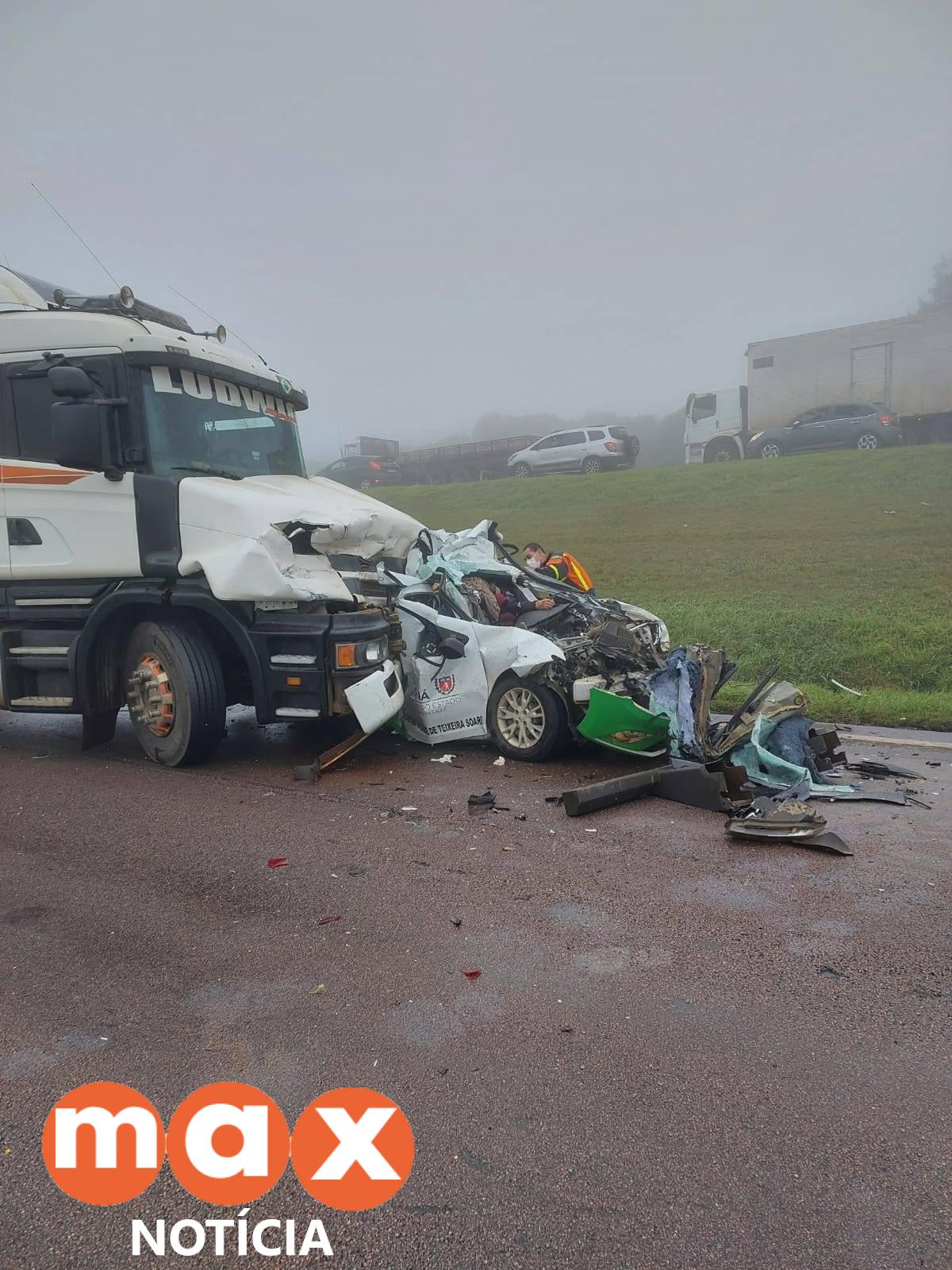 Carro é esmagado em grave acidente na BR-277 deixando mortos e feridos