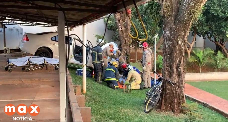 Mãe atropela filho e o prensa contra árvore por acidente