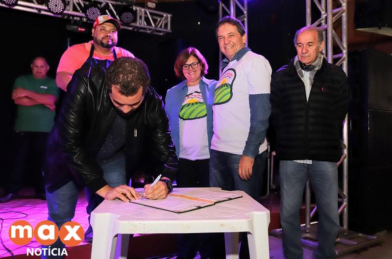 Prefeito assina contrato para aquisição de produtos da agricultura familiar para merenda escolar