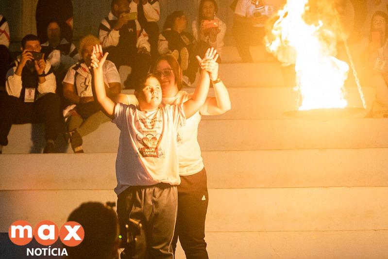 Olimpíadas da APAE iniciam com grande animação dos 1.200 atletas e acendimento da pira olímpica
