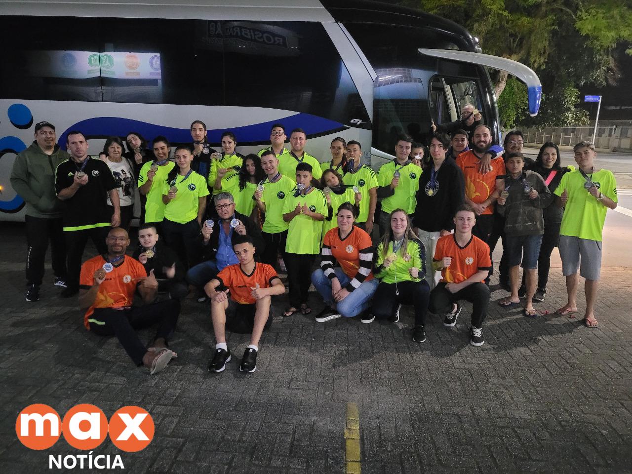 Iguaçuenses são destaques no Campeonato Paranaense de Karatê e conquistam 36 medalhas