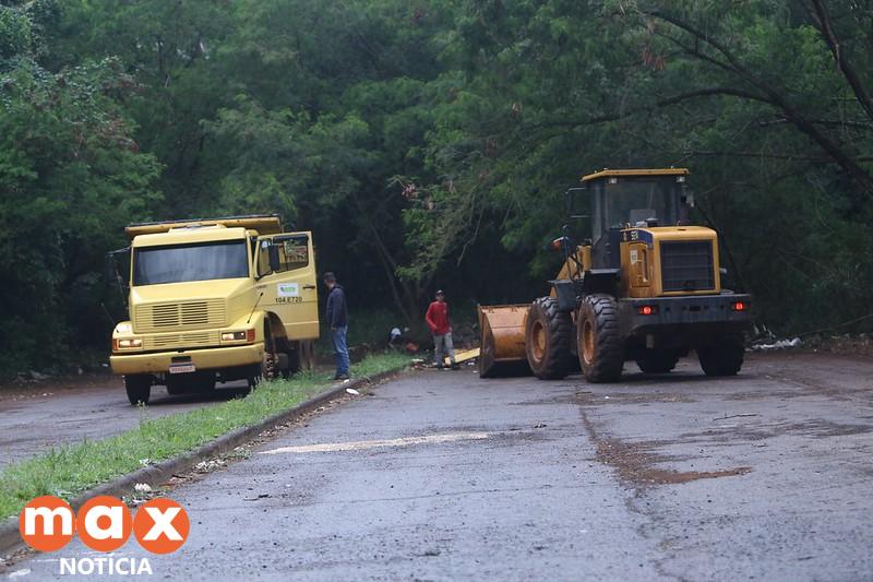 Secretaria de Meio Ambiente realiza limpeza e Foztrans interdita trecho da Avenida Beira Rio