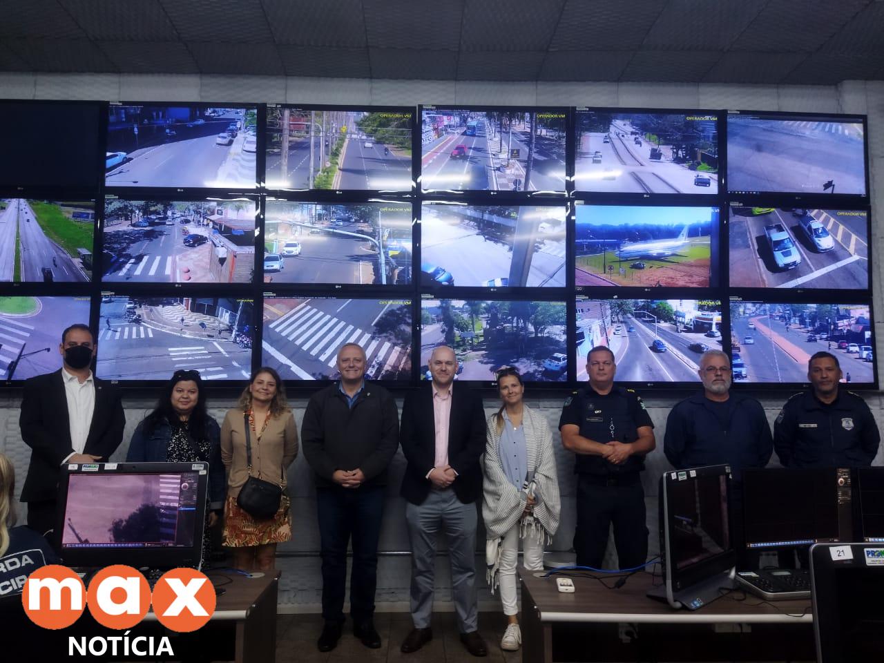 Delegação do Consulado Britânico conhece serviços oferecidos a estrangeiros em Foz do Iguaçu