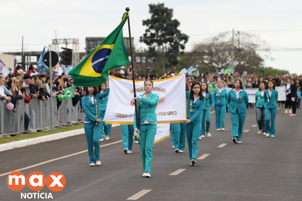 Cerca de 20 mil pessoas prestigiam o desfile de 7 de Setembro em Foz do Iguaçu