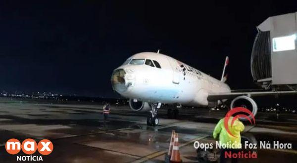 AVIÃO DECLARA EMERGÊNCIA E SOFRE DANOS COM TEMPORAL NO PARAGUAI APÓS SAIR DE FOZ DO IGUAÇU