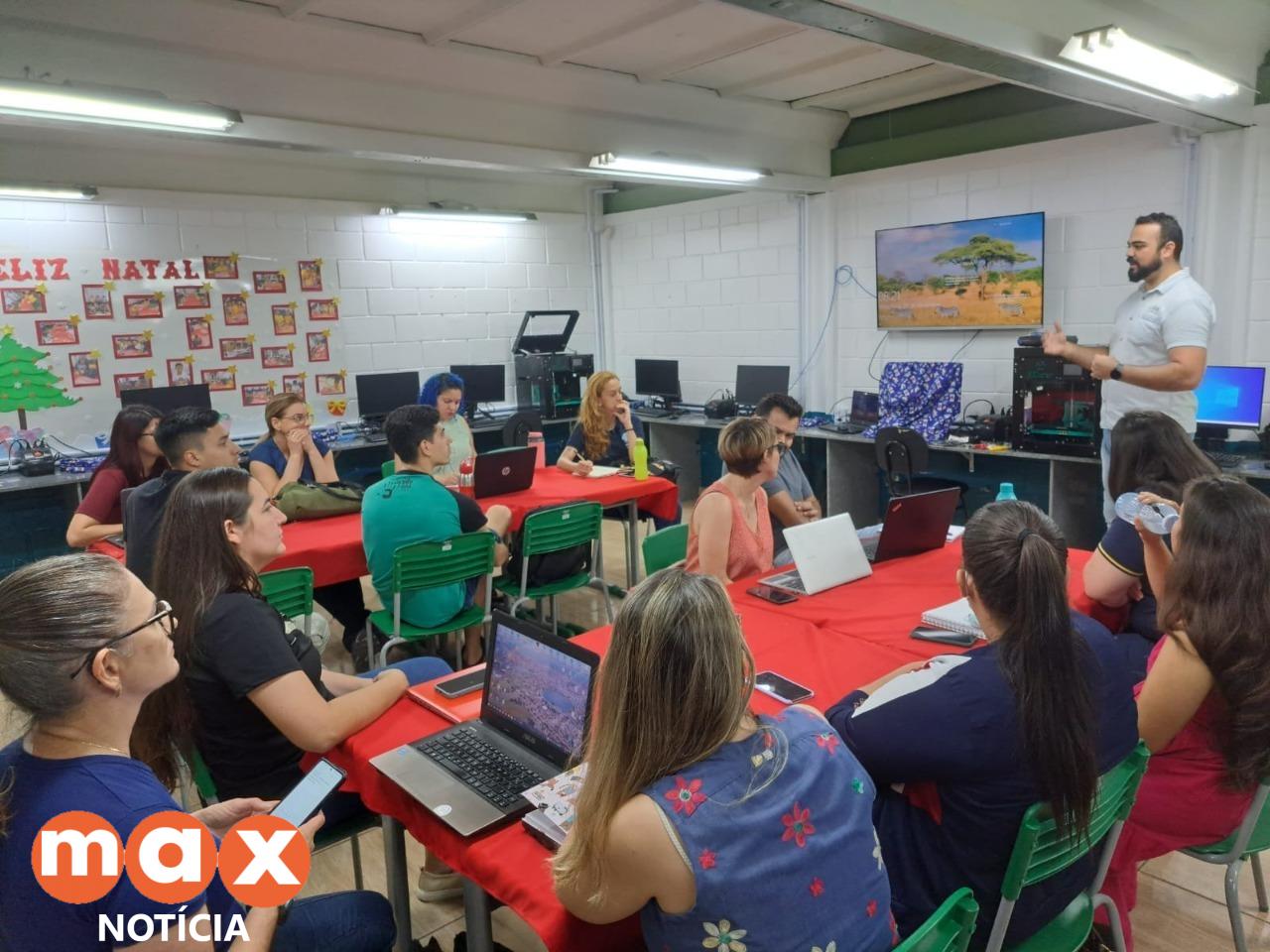 Professores participam de formação sobre o uso de impressoras 3D para aulas de robótica
