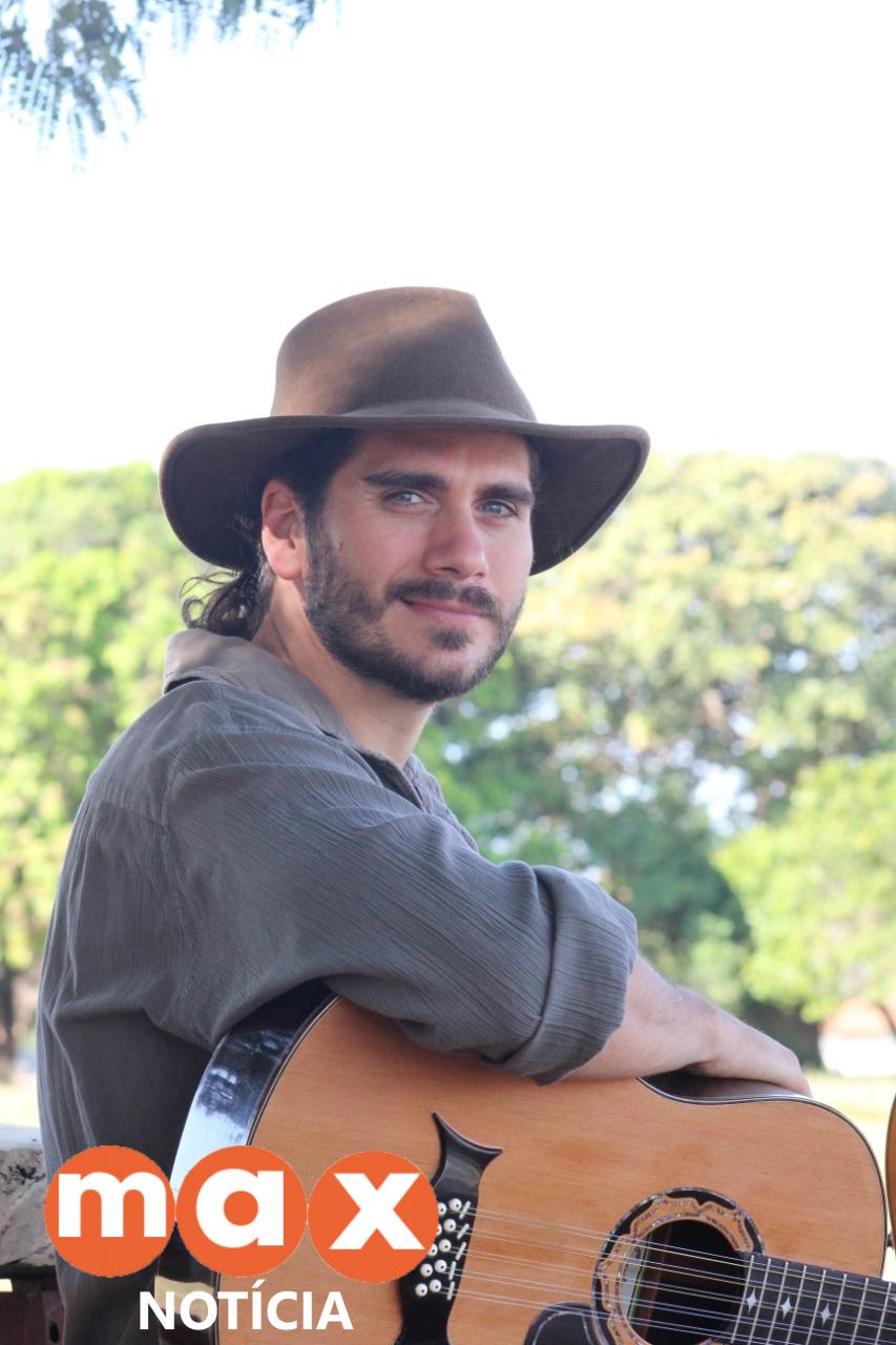Gabriel Sater se apresenta na Praça da Paz neste sábado (10)