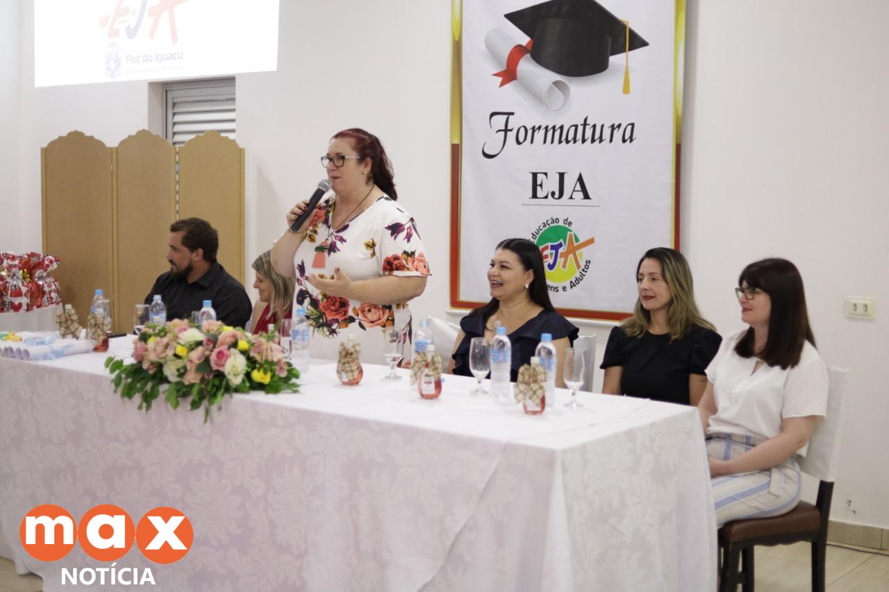 Formatura da EJA é marcada pela emoção de alunos e familiares
