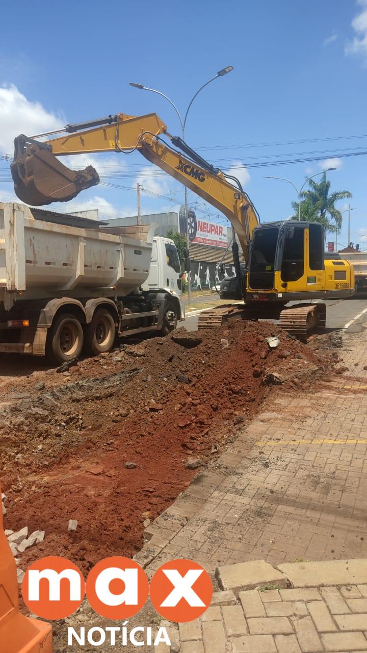 Secretaria de Obras repara pavimento na Avenida das Cataratas