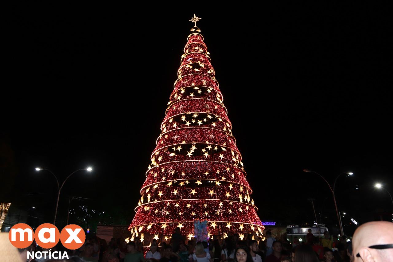 Águas e Luzes: Papai Noel “pousa” na Praça da Paz, em Foz do Iguaçu