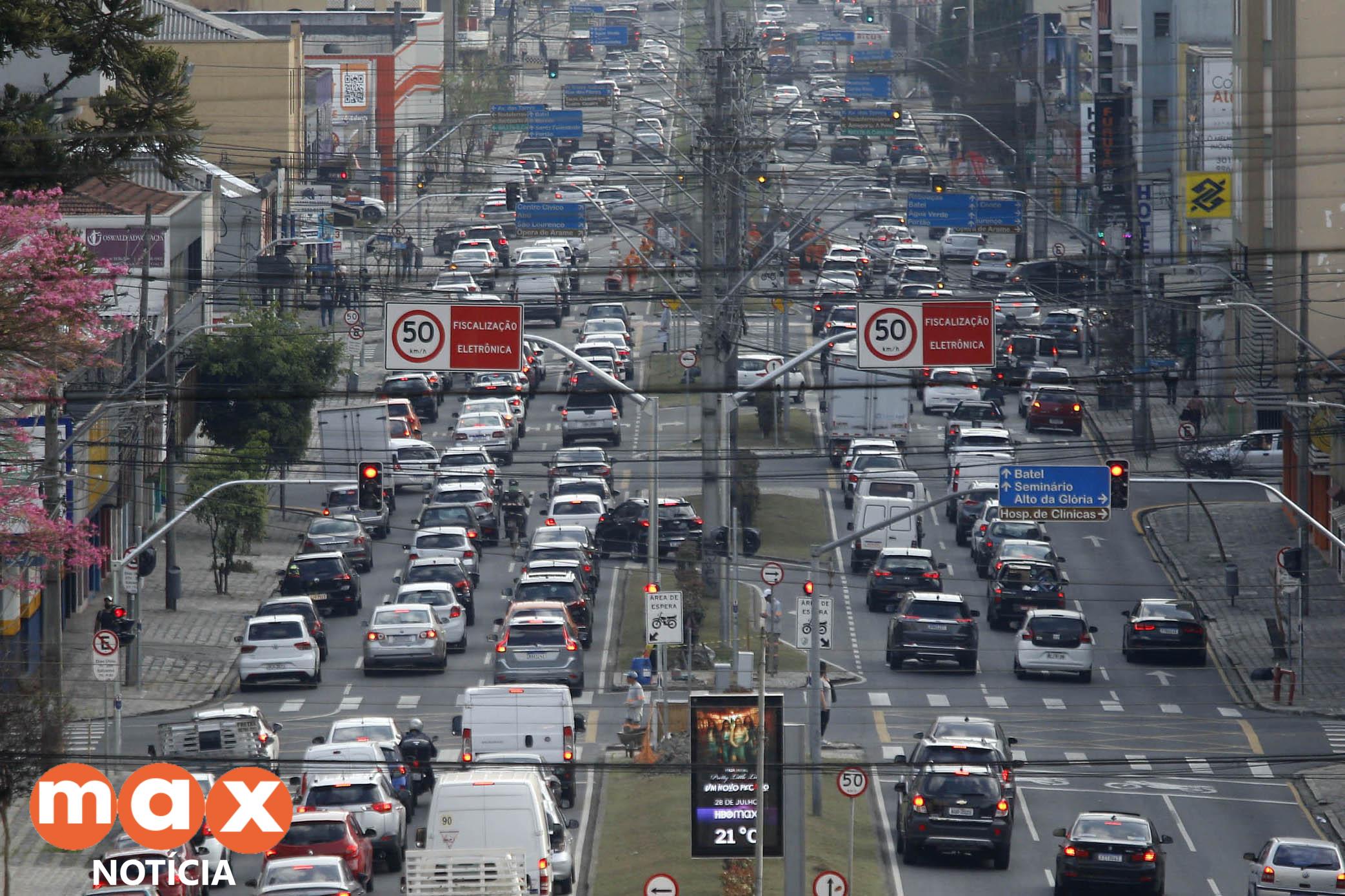 Cerca de 47% dos veículos do Paraná estão com o licenciamento irregular, afirma o Detran