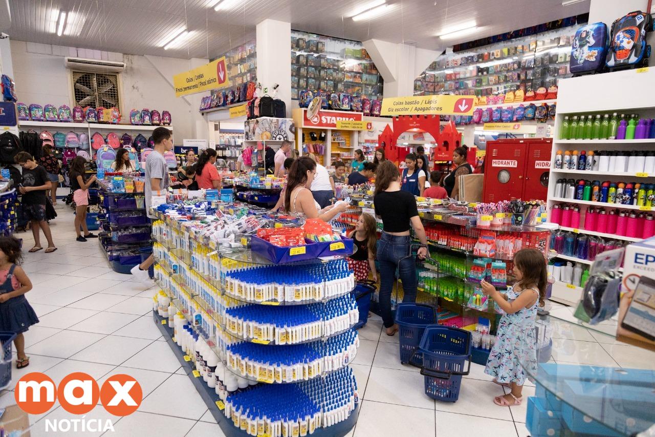 Famílias iniciam as compras com o Cartão do Material Escolar