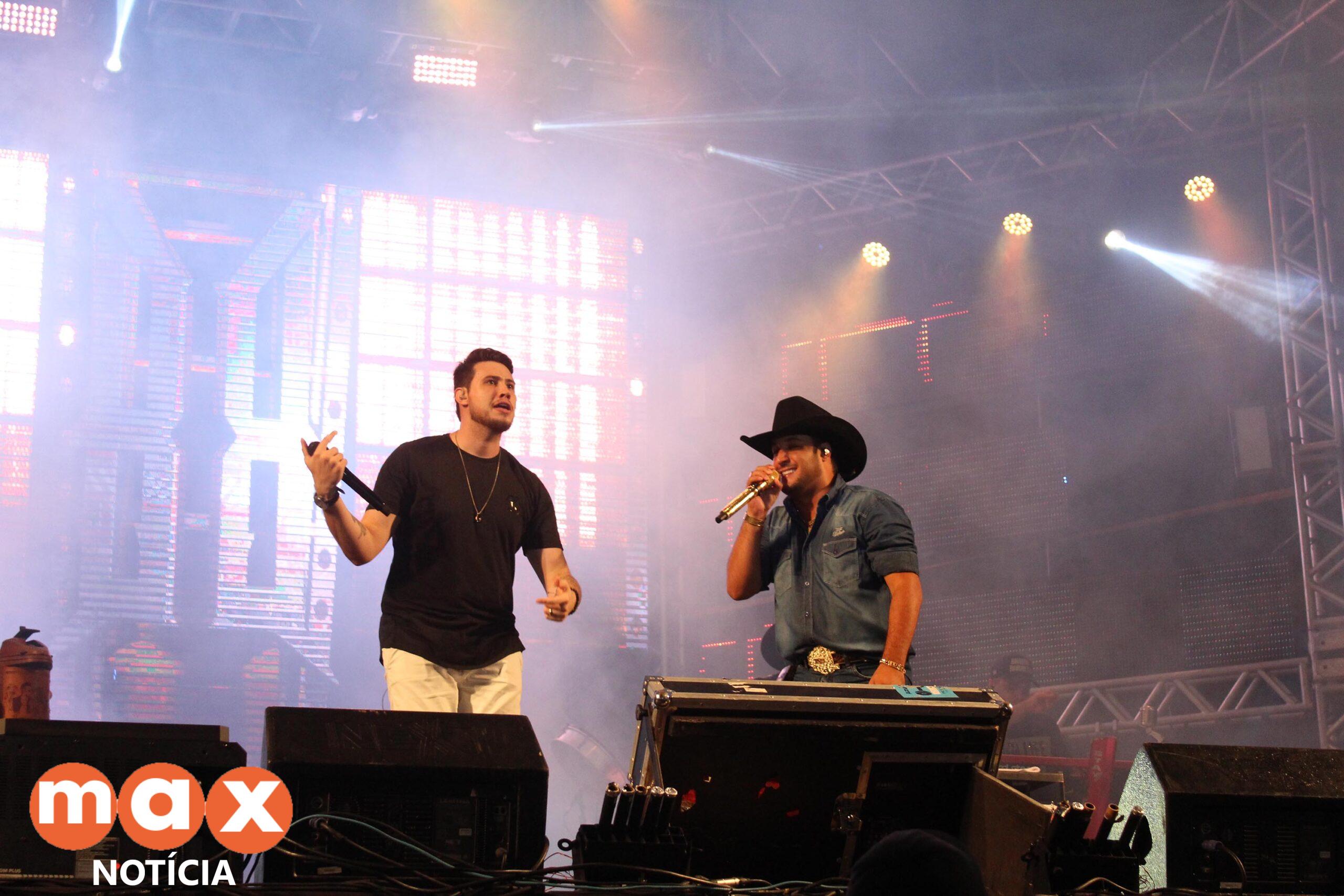 Praias de Matinhos e Pontal lotam durante shows de Leonardo e da dupla Bruno & Barretto