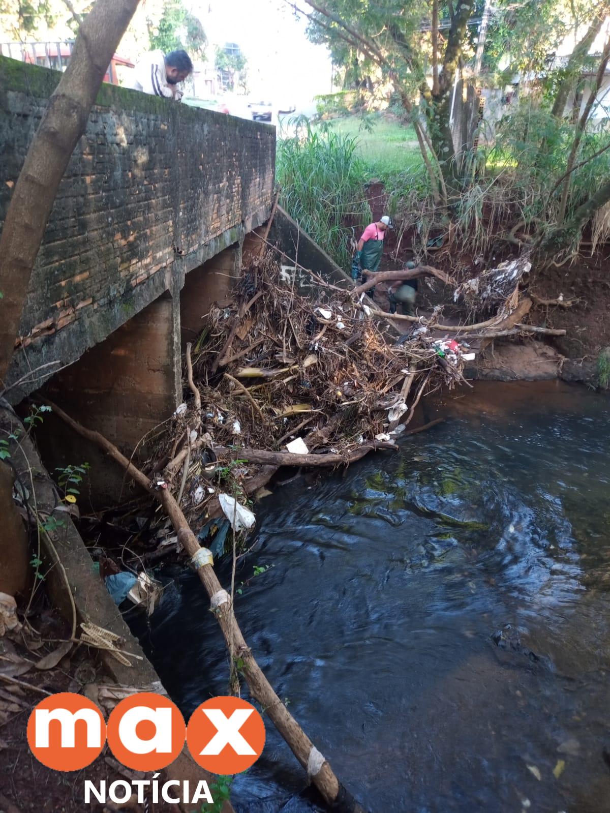 Defesa Civil promove limpeza em trechos de rios de Foz com histórico de alagamentos