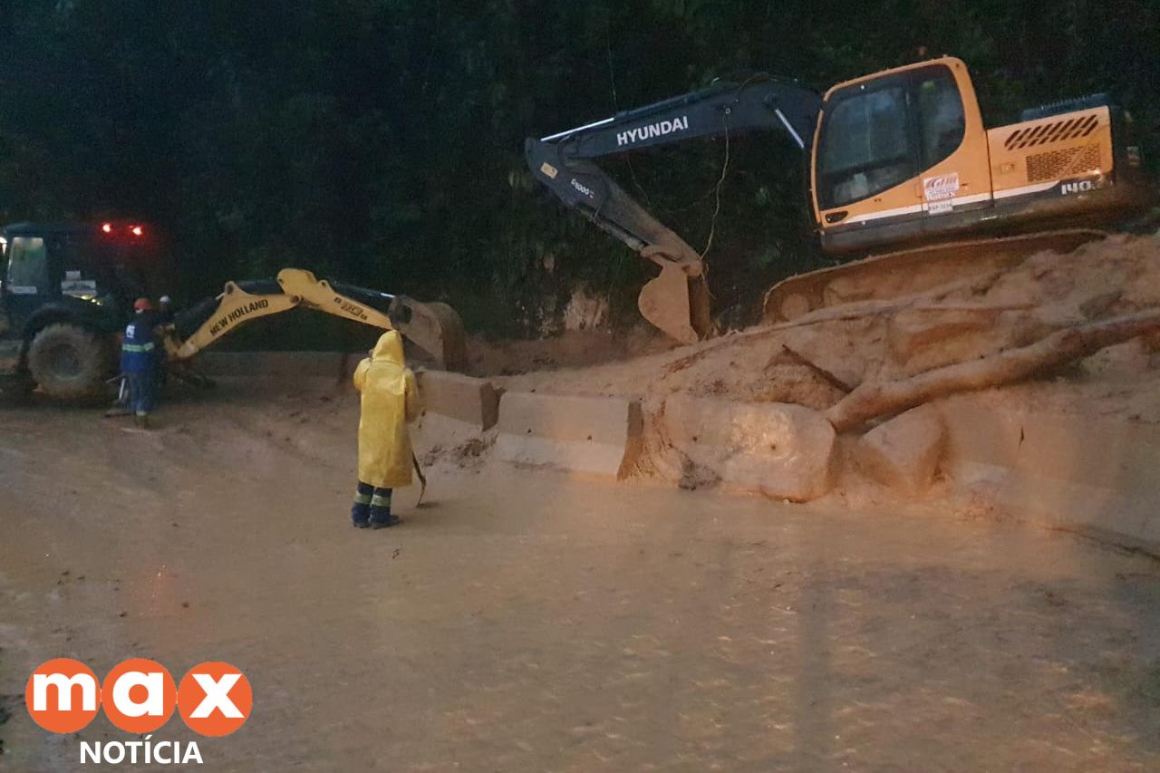Estrada da Graciosa é bloqueada após deslizamento de terra no km 11
