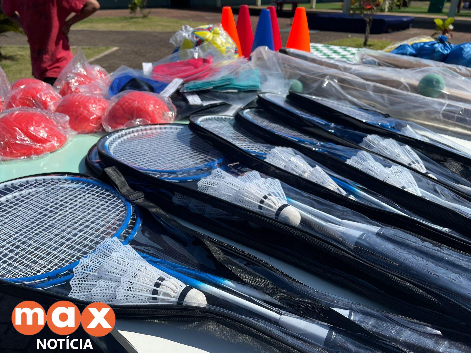 Secretaria da Educação faz entrega de materiais esportivos para as 50 escolas e 6 centros de convivência