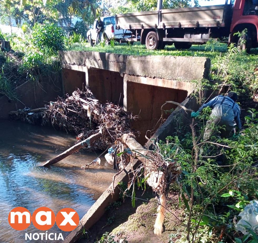 Prefeitura mobiliza ação conjunta para limpeza manual dos cursos hídricos de Foz do Iguaçu
