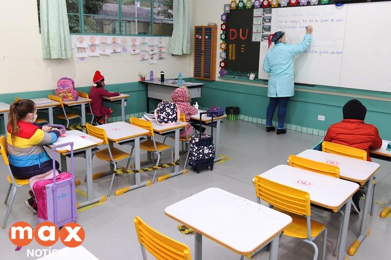 De 2022 até agora, Prefeitura concedeu 32,13% de reajuste salarial a professores municipais