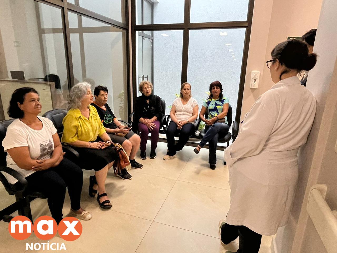 Centro de Convivência do Idoso faz doação de gelatinas ao setor de oncologia do HMCC