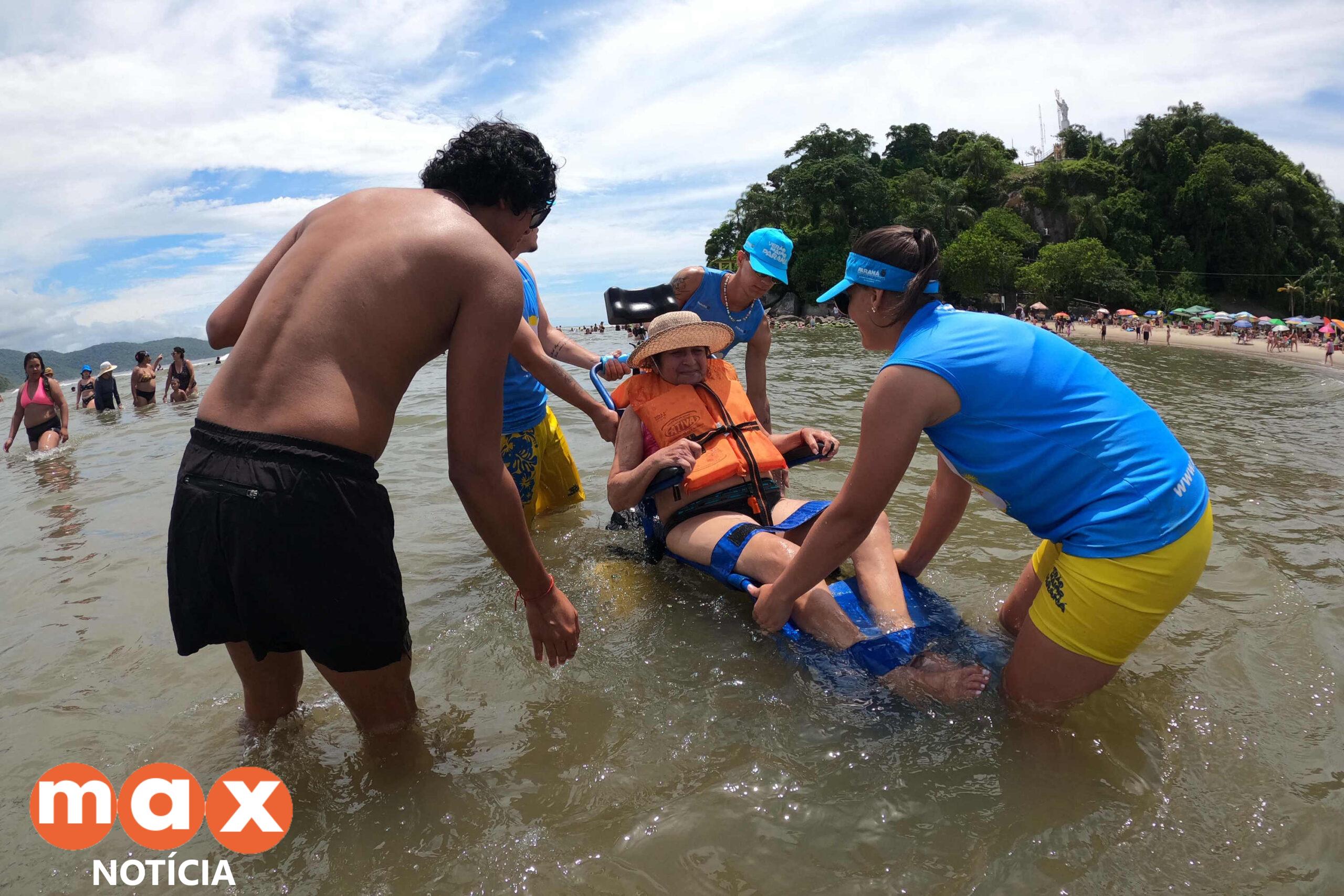 Praia Acessível permite a pessoas com deficiência tomarem banho de mar com segurança