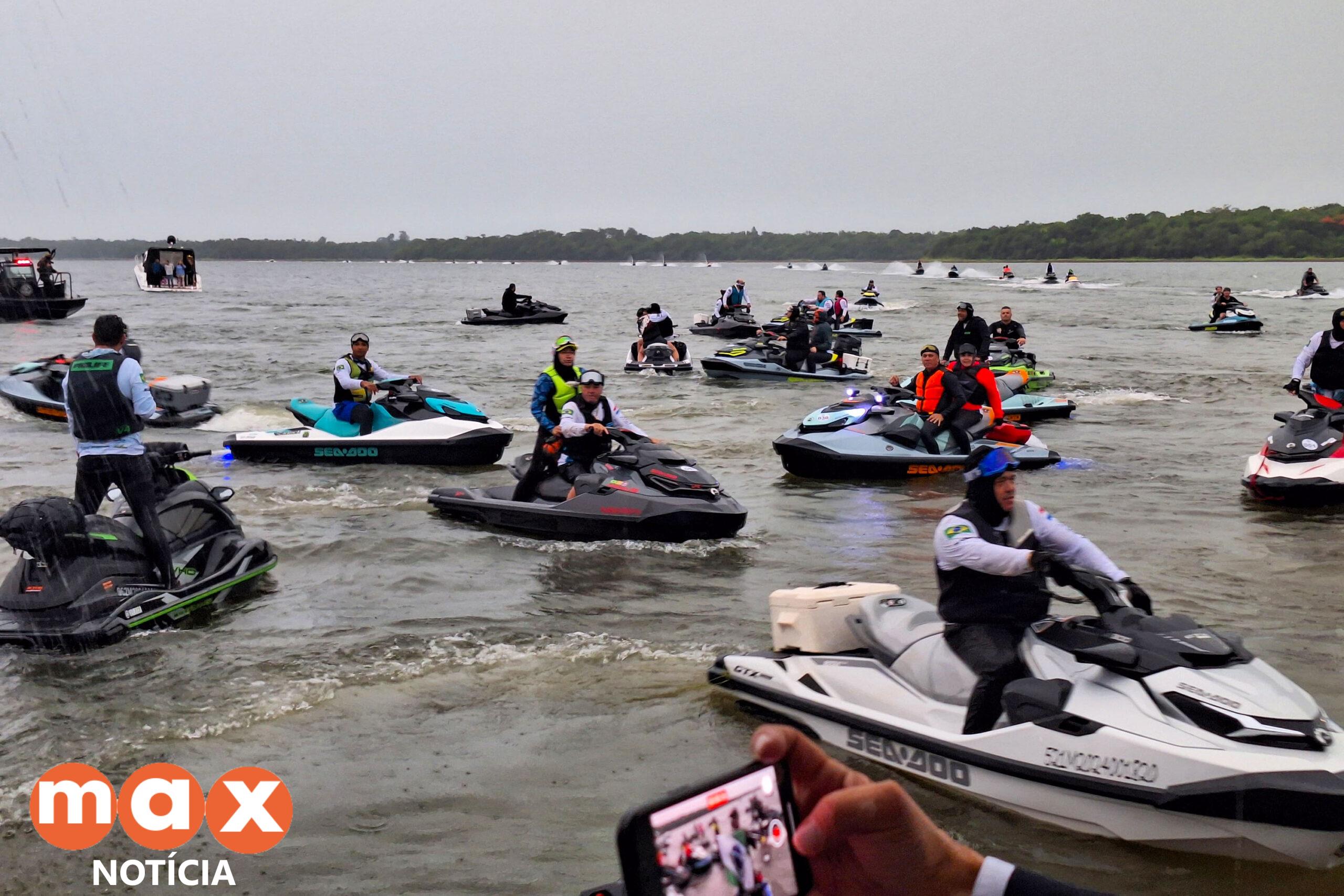 Caravana náutica de jetskis chega a Foz do Iguaçu após mais de 400 km pelo Rio Paraná
