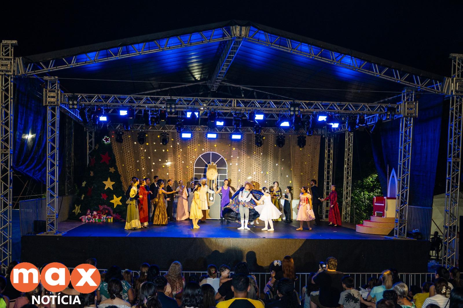 Abertura do Natal de Águas e Luzes em Foz teve espetáculo e acendimento de luzes