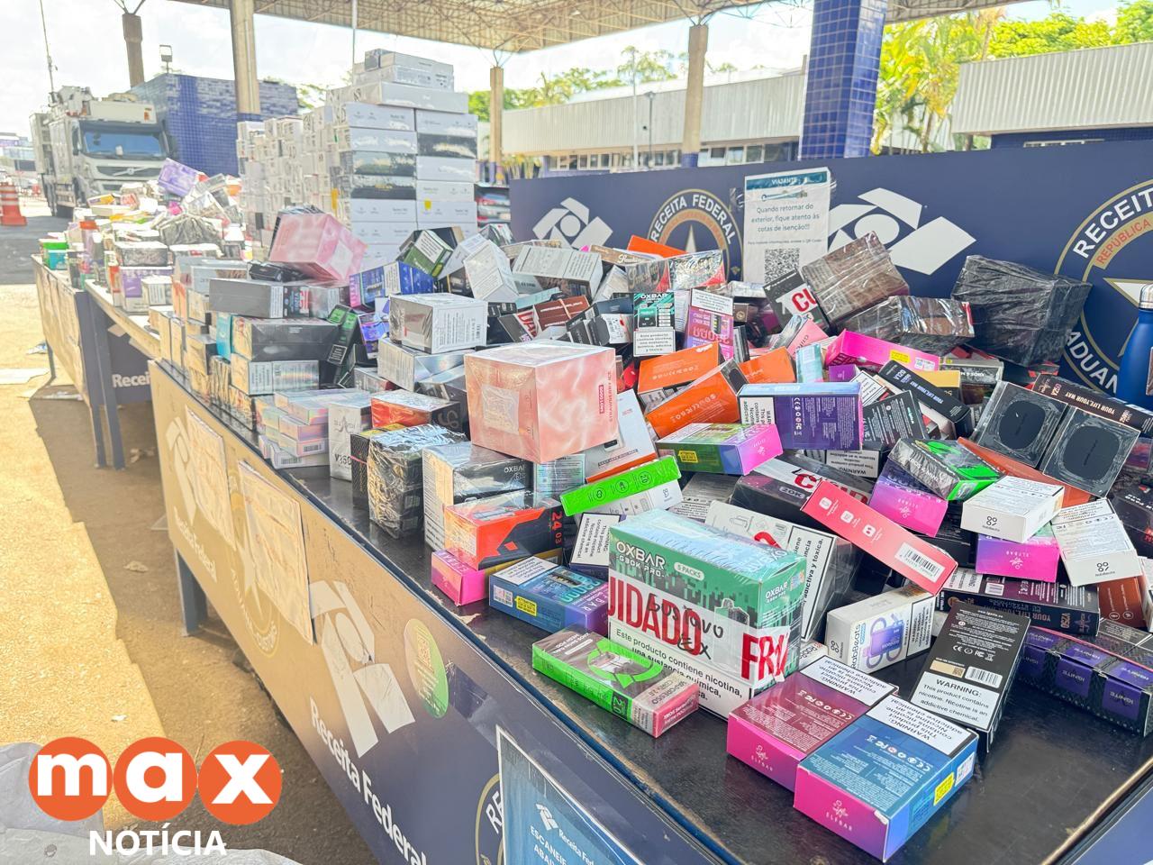 Receita Federal apreende R$ 500 mil em contrabando de eletrônicos e medicamentos em fundo falso de ônibus na Ponte Internacional da Amizade