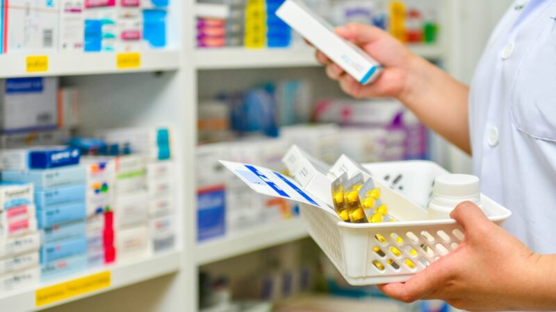 Projeto aprovado na Câmara permite acesso a medicamentos do SUS com prescrição particular
