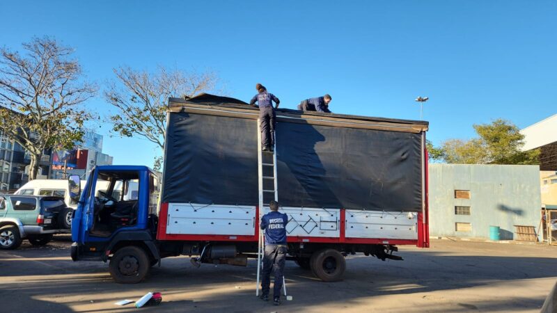 Receita Federal apreende caminhão com carga de contrabando avaliada em R$500mil na Ponte da Amizade