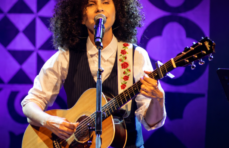 Cantora Roberta Campos faz show na abertura da 21ª Feira do Livro de Foz do Iguaçu