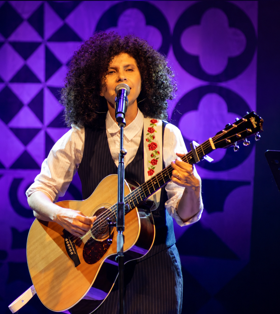 Cantora Roberta Campos faz show na abertura da 21ª Feira do Livro de Foz do Iguaçu