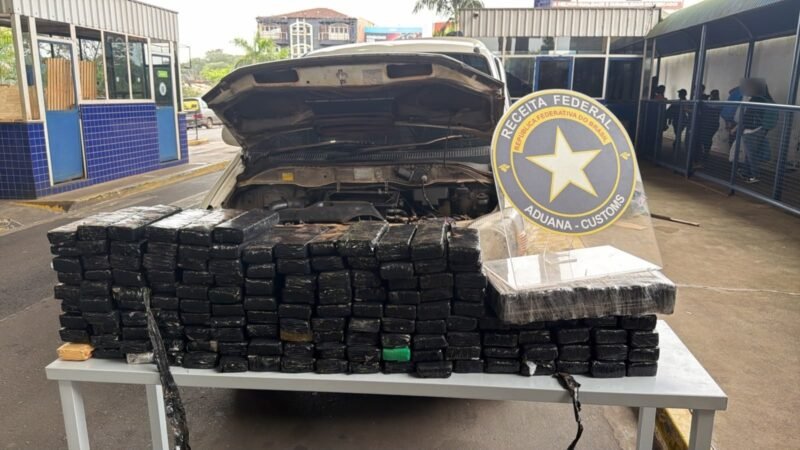 Receita Federal apreende aproximadamente 130 kg de substância análoga à maconha em van na Ponte da Amizade