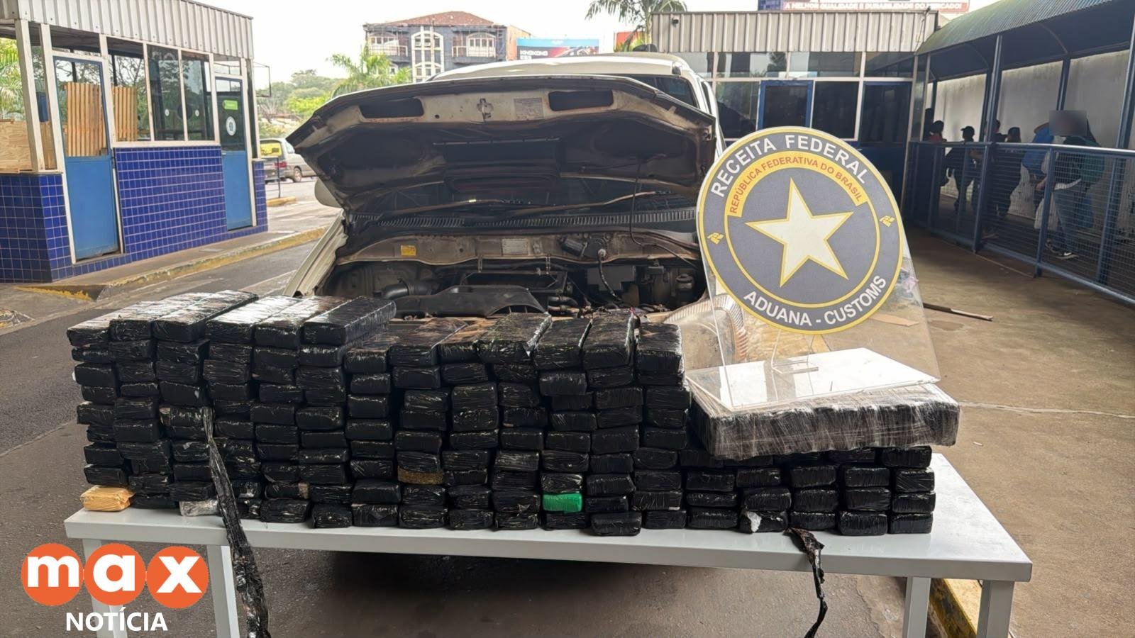 Receita Federal apreende aproximadamente 130 kg de substância análoga à maconha em van na Ponte da Amizade