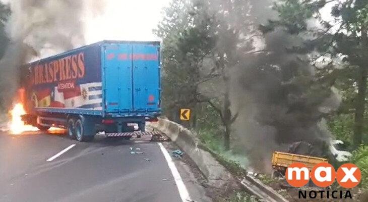 Acidente entre duas carretas bloqueia totalmente a BR-116 na Grande Curitiba