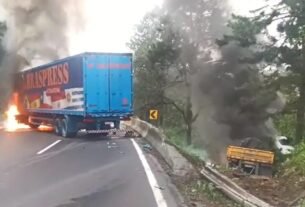 Acidente entre duas carretas interdita a BR-116, na Grande Curitiba
