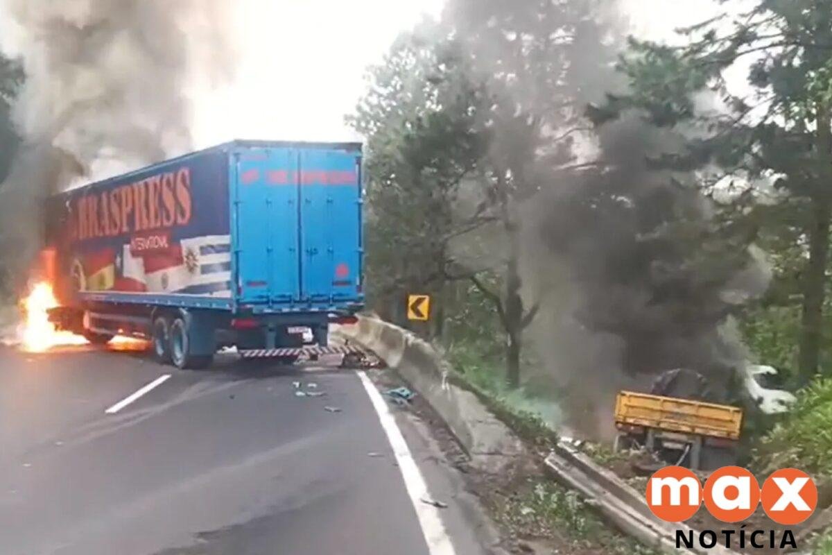Acidente entre duas carretas interdita a BR-116, na Grande Curitiba