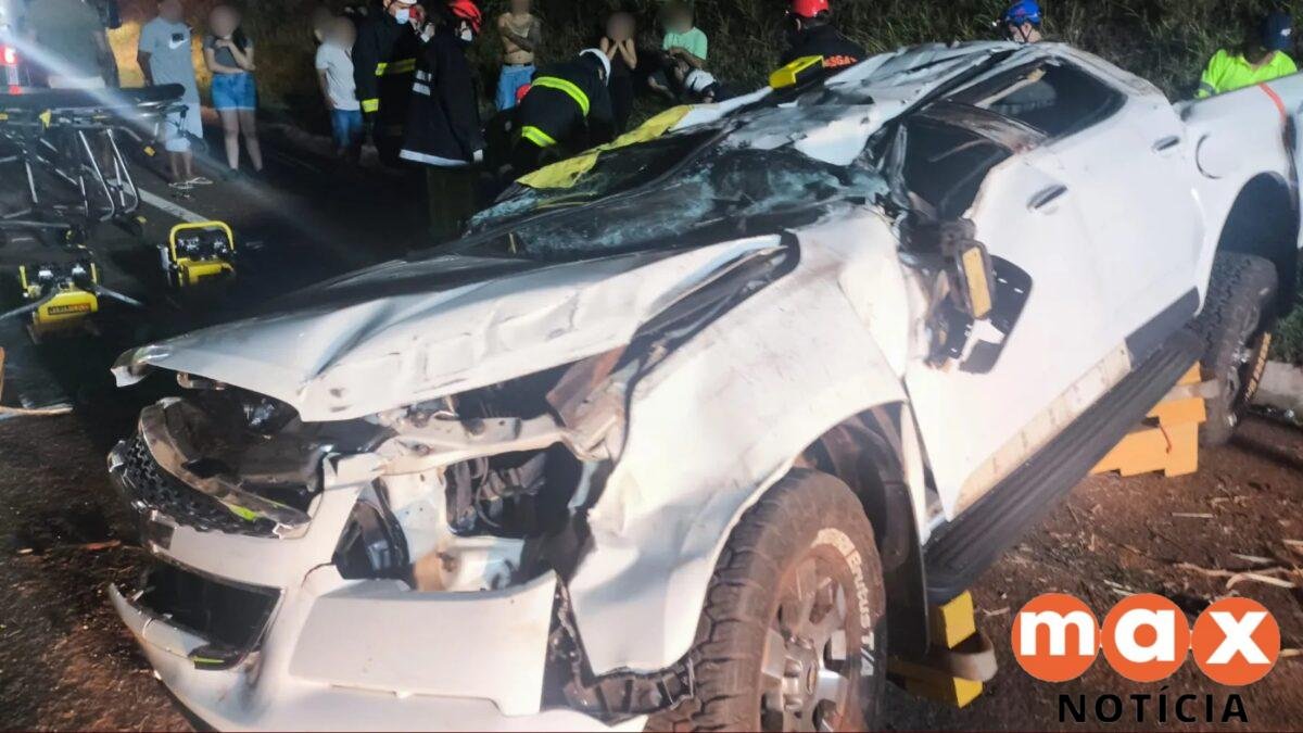Adolescentes capotam caminhonete e são atingidos por caminhão na BR-376, no PR; um morreu e outro ficou ferido