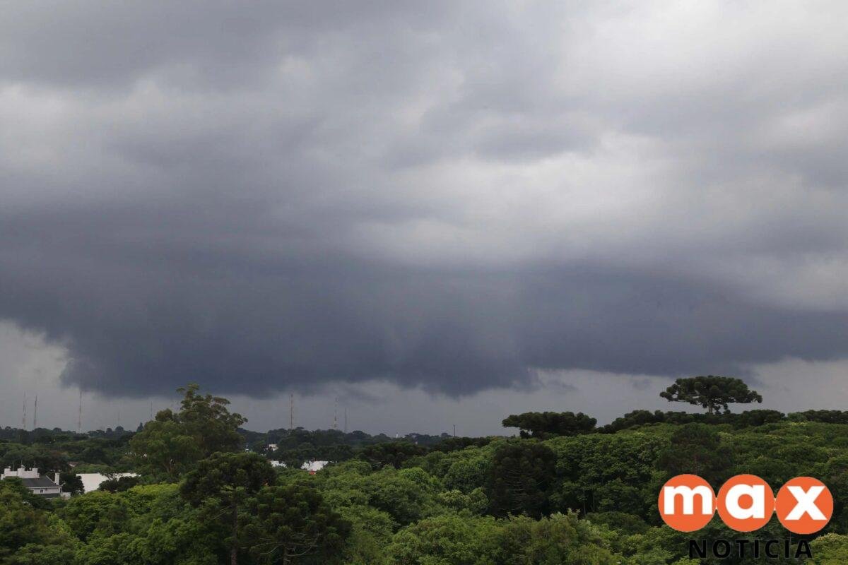 Em meio à formação de novo ciclone, Paraná pode ter ventos de 85 km/h; veja previsão do tempo
