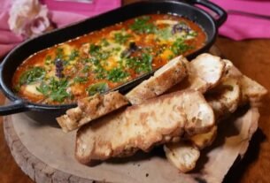 Gema dura ou mole? Aprenda receita que cozinha ovos no molho de tomate