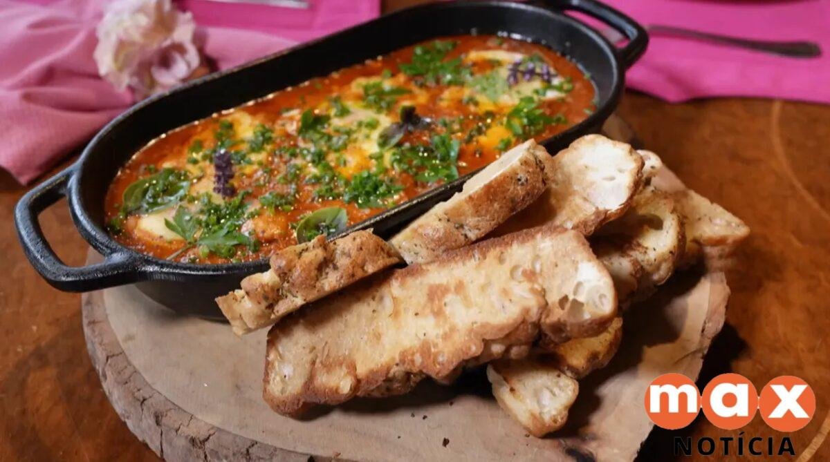 Gema dura ou mole? Aprenda receita que cozinha ovos no molho de tomate