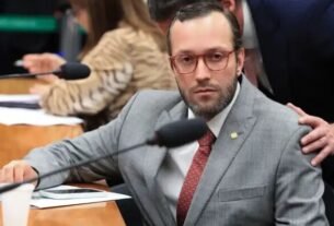 Justiça Eleitoral multa Filipe Barros por propaganda irregular em frente à sede do PT Paraná