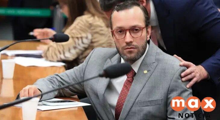 Justiça Eleitoral multa Filipe Barros por propaganda irregular em frente à sede do PT Paraná