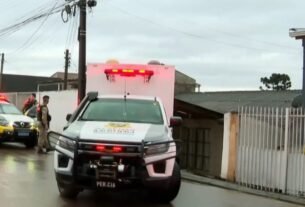 Mulher é morta pelo companheiro com golpe de foice e suspeito foge com filhos que presenciaram o crime na Grande Curitiba