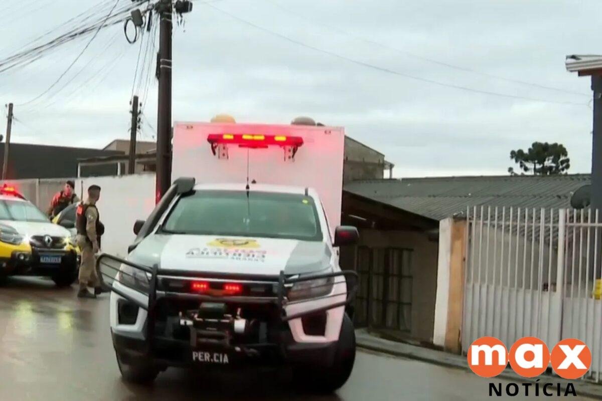 Mulher é morta pelo companheiro com golpe de foice e suspeito foge com filhos que presenciaram o crime na Grande Curitiba