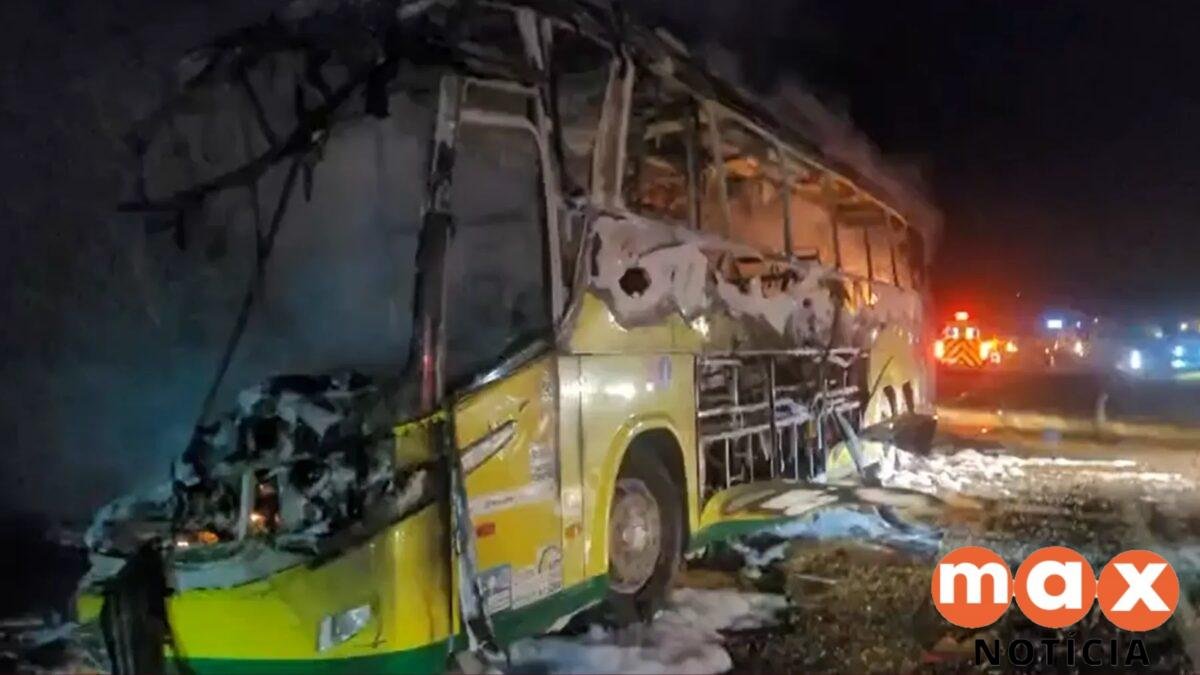 Ônibus bate em carreta e pega fogo na BR-376, no Paraná; 9 pessoas ficaram feridas