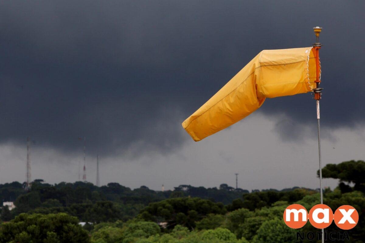 Paraná recebe alerta sobre o perigo potencial de tempestades em 214 cidades; veja quais e a previsão do tempo