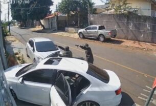 Vídeo: criminosos armados invadem casa, rendem moradores e fogem após roubar celulares no Paraná