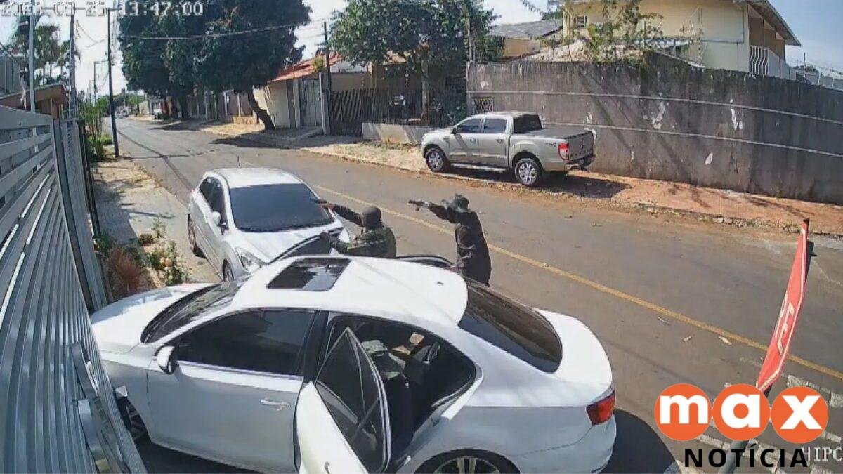 Vídeo: criminosos armados invadem casa, rendem moradores e fogem após roubar celulares no Paraná